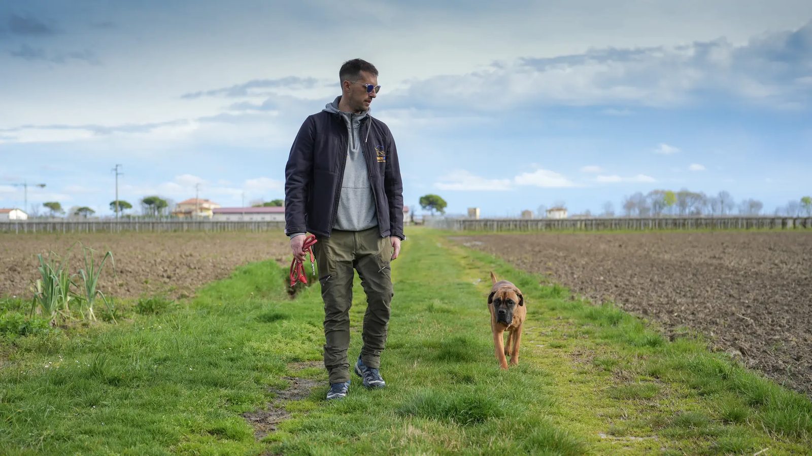 Persona e cane in un campo aperto