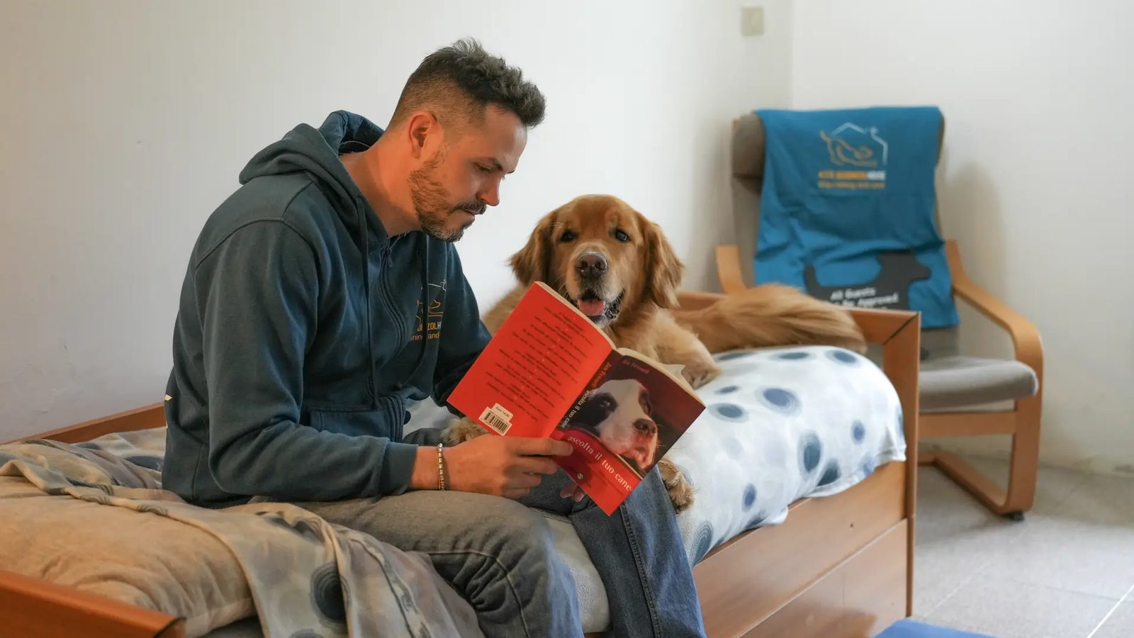 Ragazzo abbracciato al proprio cane